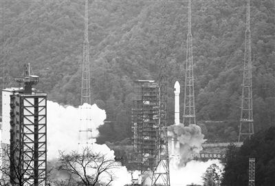 12月26日11时26分，我国在西昌卫星发射中心用长运三号乙运载火箭与远征一号上面级，成功发射第57、58颗北斗导航卫星。新华社发（邱立军摄）